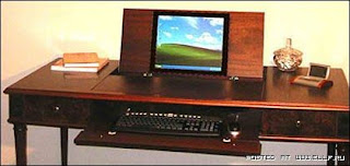 Компьютерный стол сделан под антикварную мебель.