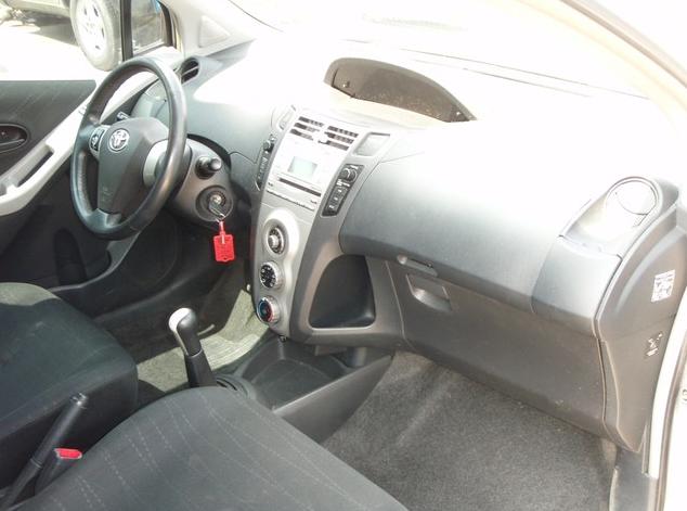 toyota yaris 1.4 interior