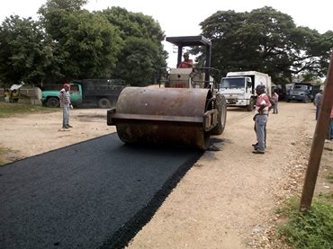 Trabajos de asfaltado en vía  vertedero ubicado en el sector “El Borracho” por parte de la Alcaldía de San Fernando
