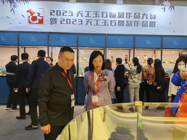 Cai Xueli, member of the Standing Committee of the Sihui Municipal Committee and Minister of the United Front Work Department, visited the award-winning works.