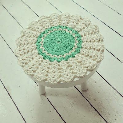 ByHaafner, crochet, doily, thrifted stool