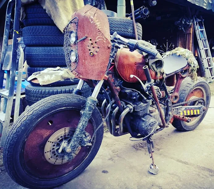 Mercenary Garage Custom Motorcycle Workshop Post Apocalyptic Small Rusty Rat Survival Moto with Suicide Shifter via Rat Bike Brazil