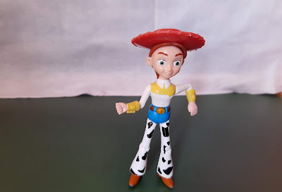 Boneca de vinil articulada nos braços da Jessie do desenho Toy story  da Disney Pixar, coleção Mcdonald's  aprox. 14cm de altura R$ 20,00