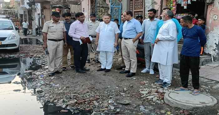 mla-neeraj-sharma-showed-dirt-of-his-area-to-the-mcf-commissioner