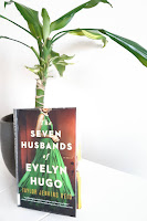 Kirja The Seven Husbands of Evelyn Hugo nojaa huonekasviin