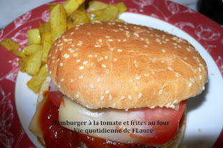 Hamburger à la tomate et frites