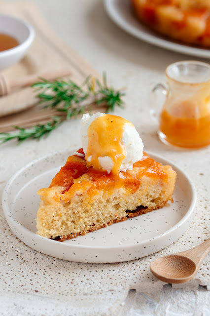 Gâteau renversé aux abricots et romarin