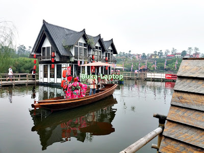 Selfie Di atas perahu Floating Market