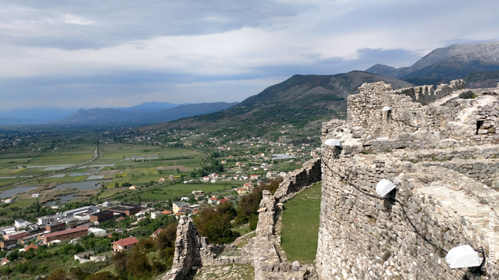 На стене крепости Леже, Албания
