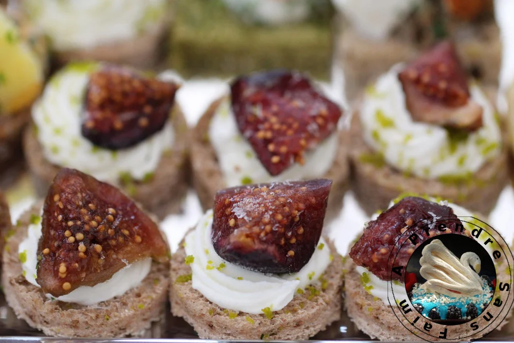 Pain de mie aux noix, chèvre et figues poêlées