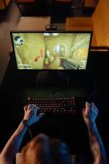 Un gamer jouant sur son PC