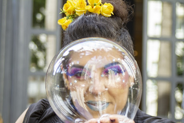 Recepção com artista circense Bolhas Gigantes em evento do Shopping.