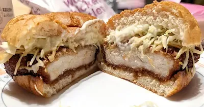 和風チキンカツバーガーを半分に割ってみた