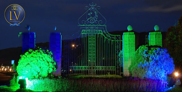 Entrada con rejas de noche