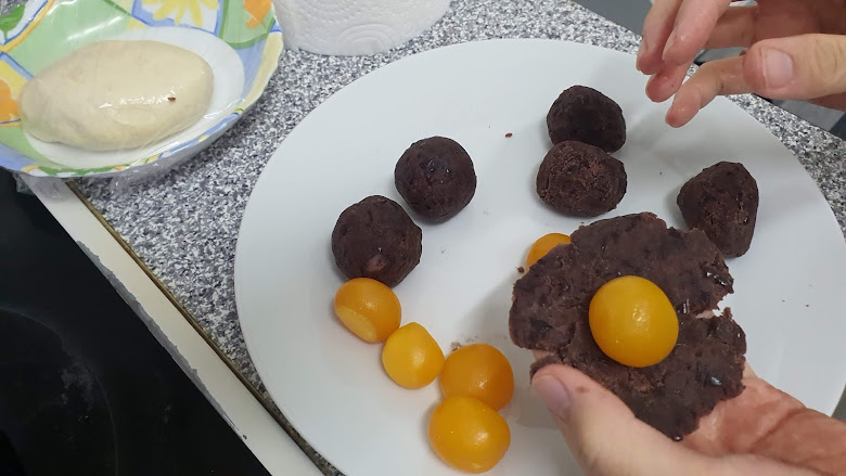 使用蛋黃與紅豆餡製作內餡