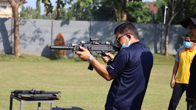 Perkuat Sinergitas TNI-Polri, Kapolda Banten Gelar Latihan Menembak Bersama Danrem 064 Maulana Yusuf