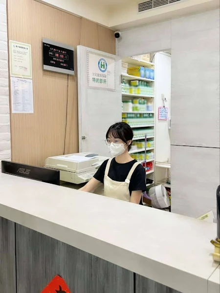 ▲小萱對照顧鄉民健康的診所助理工作很有歸屬感。（中彰投分署提供）