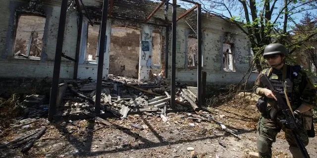 Um soldado ucraniano em Novomykhailivka, Oblast de Donetsk (Foto: REUTERS/Anna Kudriavtseva)