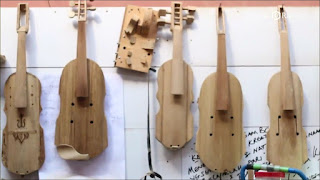 Published on Sep 9, 2016. DI bengkel Indonesian Bamboo Community Bandung, bambu diolah menjadi berbagai alat musik seperti gitar, bass, termasuk biola. Hebatnya, biola bambu dan berbagai alat musik bambu tersebut sudah menembus pasar mancanegara. Meski terbuat dari bahan dasar bambu, biola tetap memiliki karakter suara yang sama dengan biola pada umumnya. Bambu justru menambah estetika dari biola. Selain itu, biola bambu memiliki daya tahan yang lebih lama dibandingkan biola berbahan dasar kayu pada umumnya.