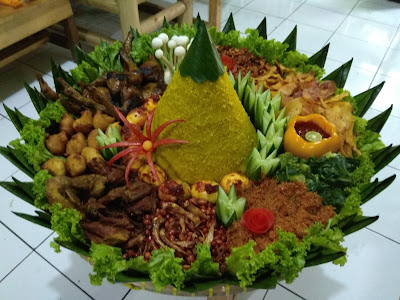 nasi tumpeng