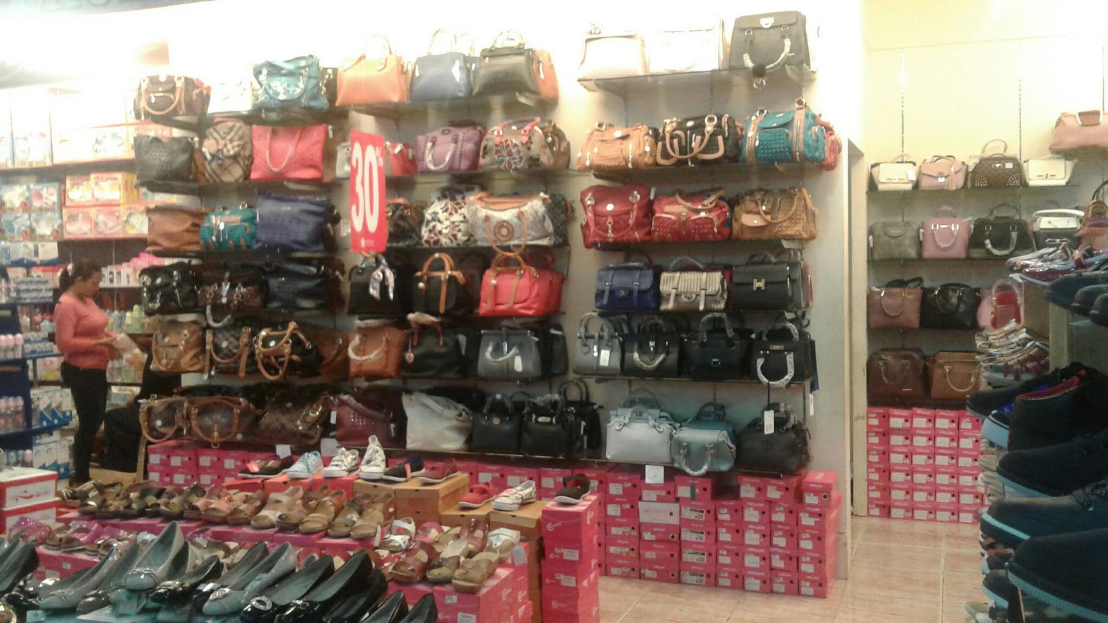 Contoh display  tas wanita di Toserba