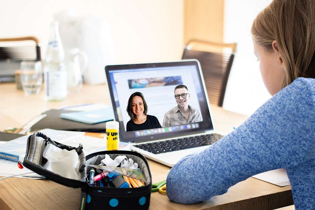 Composição: Mulher com computador, vendo na tela os dois autores do texto.