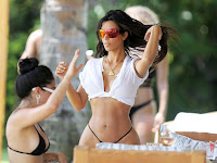 Kim Kardashian cüretkar plaj stili