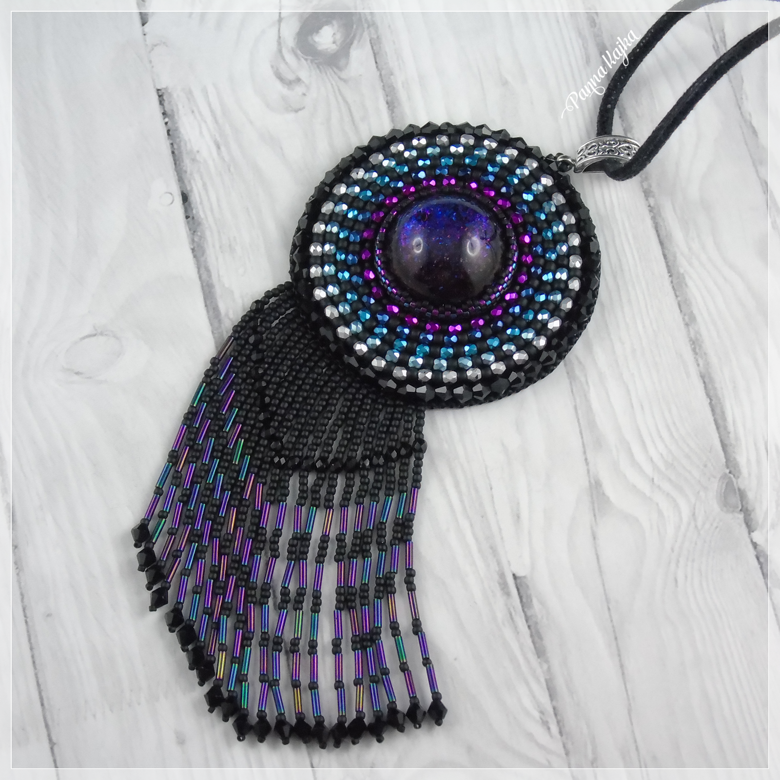 handmade, rękodzieło, haft koralikowy, bead embroidery, wisior, pendant, koraliki, beads, fire polish, miyuki, toho, kaboszon z żywicy, frędzle