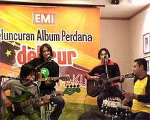  yang sebelumnya sudah berkiprah di rahasia sebagai music director beberapa grup band se D Debrur – Dengarkan Saya (2002)