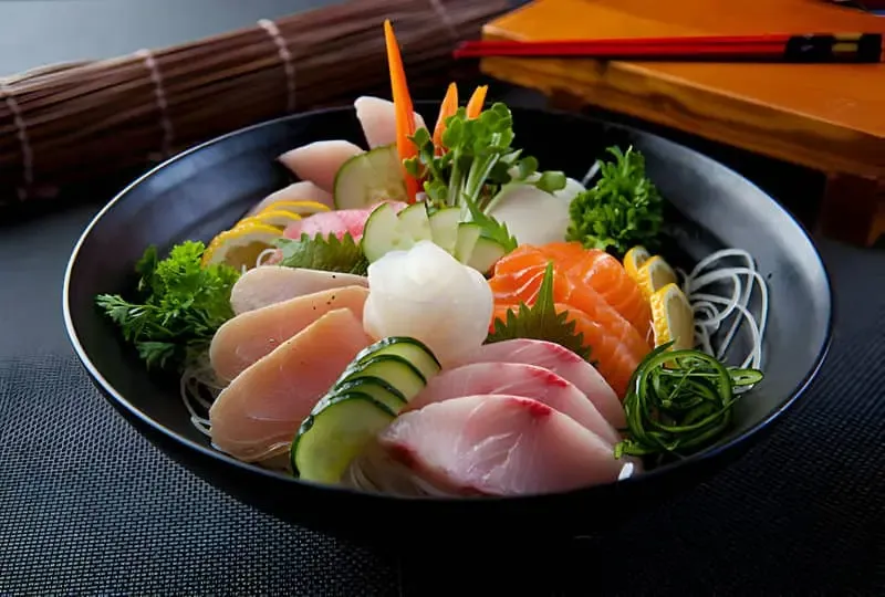 Un plato de sashimi con varios ingredientes