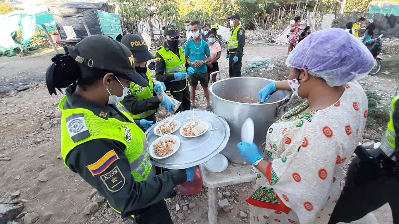 hoyennoticia.com, Policía en Valledupar brindó espaguetada a familias de la margen derecha del rio Guatapuri