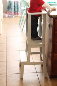 Las torres de aprendizaje fomentan la independencia del niño en la cocina.