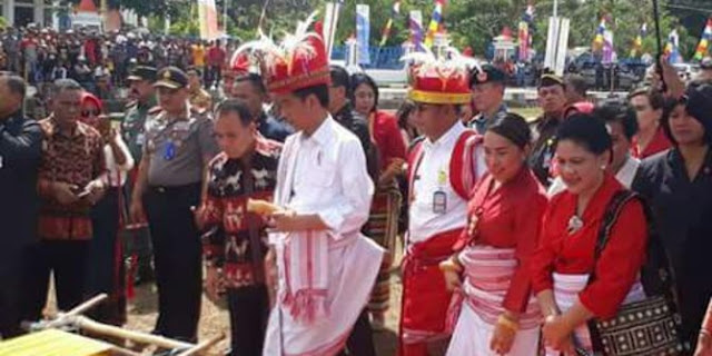 JOKOWI DIBERI KUDA DAN PEDANG PADA SAAT BERKUNJUNG KE SUMBA