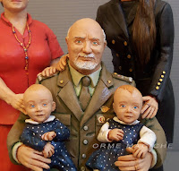 statuine personalizzate nonno con nipotini sculture generale esercito modellini milano orme magiche