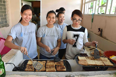 Volunteer Filipinos cooking French toast