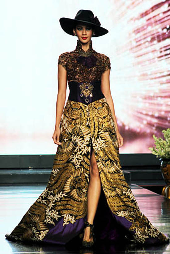 trend fashion gaun batik anne avantie