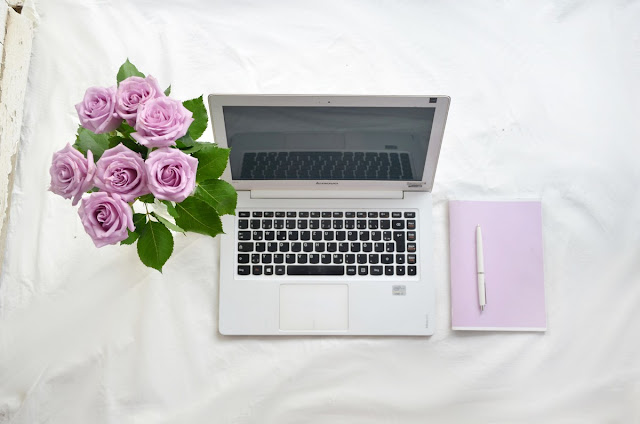 laptop róże i kalendarz w kolorze lawendy