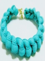 http://manualidadesparaninos.biz/pulsera-con-cordones/