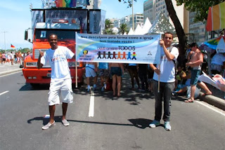 JOVENS DA IGREJA ADVENTISTA DO SÉTIMO DIA LEVARAM CARTAZES EM APOIO AO MOVIMENTO LGBT EM COPACABANA