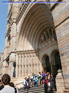 Portada de la fachada principal del Museo de Historia Natural de Londres.