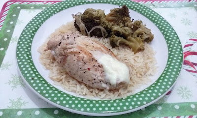 No prato, filé de peito de frango recheado com requeijão, arroz e brócois