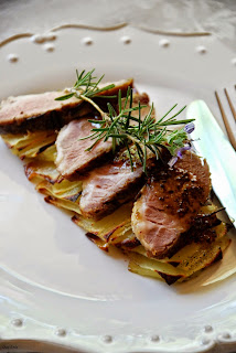 Magro de cerdo a baja temperatura con patatas dominó y aliño de mostaza y miel