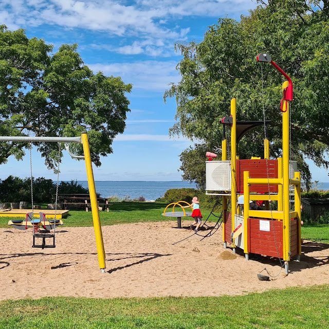 Schweden-Urlaub: 3 Touren mit Ausflügen auf der schwedischen Insel Öland mit Kindern. Teil 1: Die Mitte und der Süden von Öland. Über den Spielplatz in Mörbylanga freuen sich Kinder sehr und können sich hier gut Bewegung verschaffen!