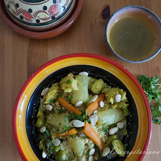 Gran plato de cuscús con verduras y bol con caldo desde arriba