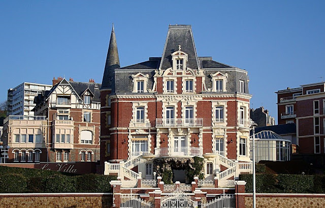 Sainte adresse, le havre, le bout du monde, les jardins suspendus sainte-adresse, dufayel building, La Boite aux Lettres Rouge du Havre, monet, l'Avenue des Régates sainte-adresse, Jusqu'au Bout du Monde, van Fabien Mérelle, Chapelle Notre-Dame-des-Flots sainte-adresse, le Pain de Sucre sainte adresse, Sisyphus Casemate Henrique Oliveira, Light at the End Ratur & Sckaro, arthur lenne sainte-adresse