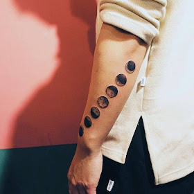 tatuaje fase lunar antebrazo