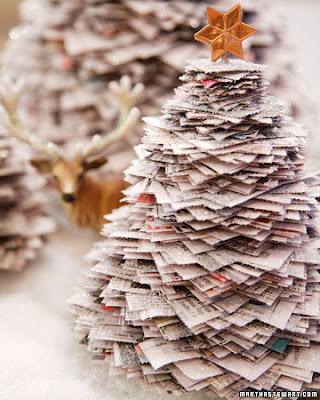 Árvore de natal com reciclagem de jornal ou caixas