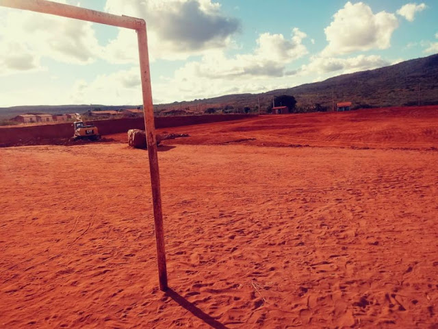 Defeito em maquina escavadeira hidráulica atrasa obras do estádio em G. do Ouro.