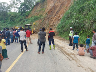 Akses Jalan ke Kawasan Ijen Bondowoso Terputus Akibat Tanah Longsor