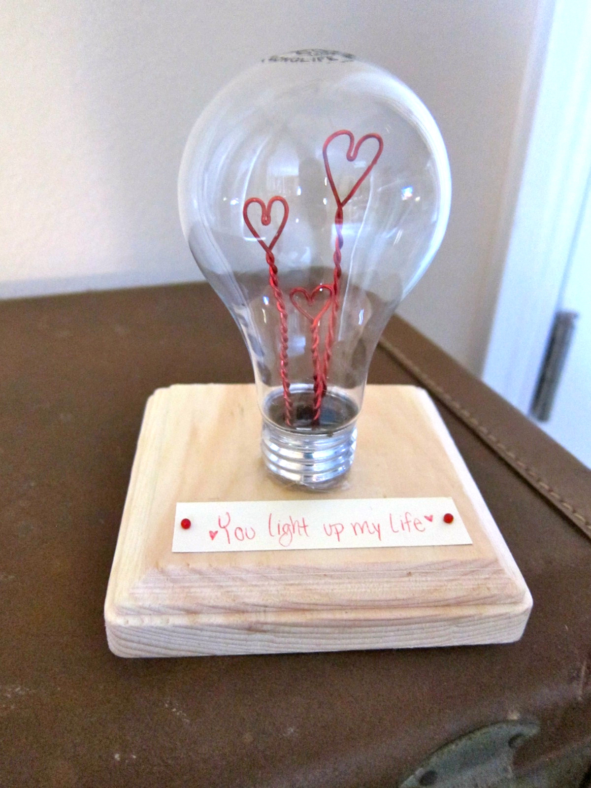 Saleena: DIY: Valentine Light Bulb